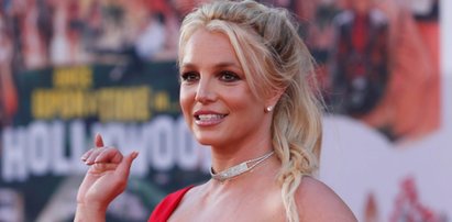 Britney Spears z rozkraczonymi nogami znowu szokuje. Tym razem pręży się przy rurze