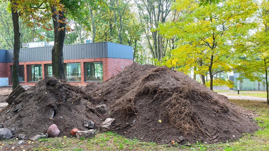 Październik 2022 r., prace ziemne przy restauracji stojącej na dawnym cmentarzu