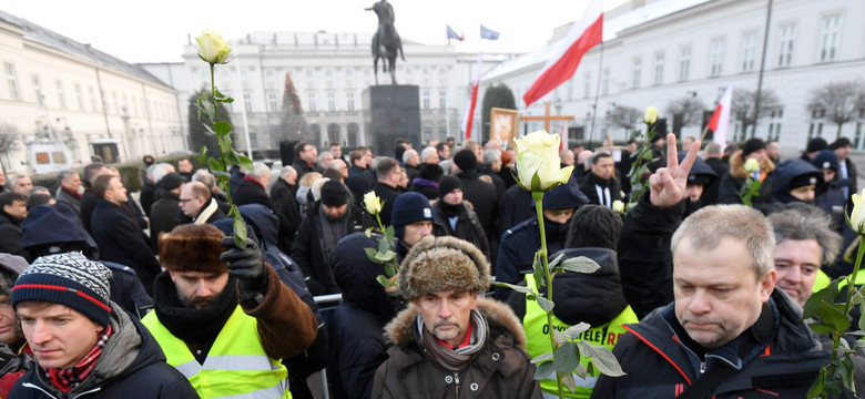 Kwiaty zamiast okrzyków i haseł. Poranne obchody miesięcznicy smoleńskiej [GALERIA]