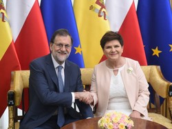 Cuda wokół talii premier Szydło: sukienka zwielokrotniła "oponkę"... FOTO