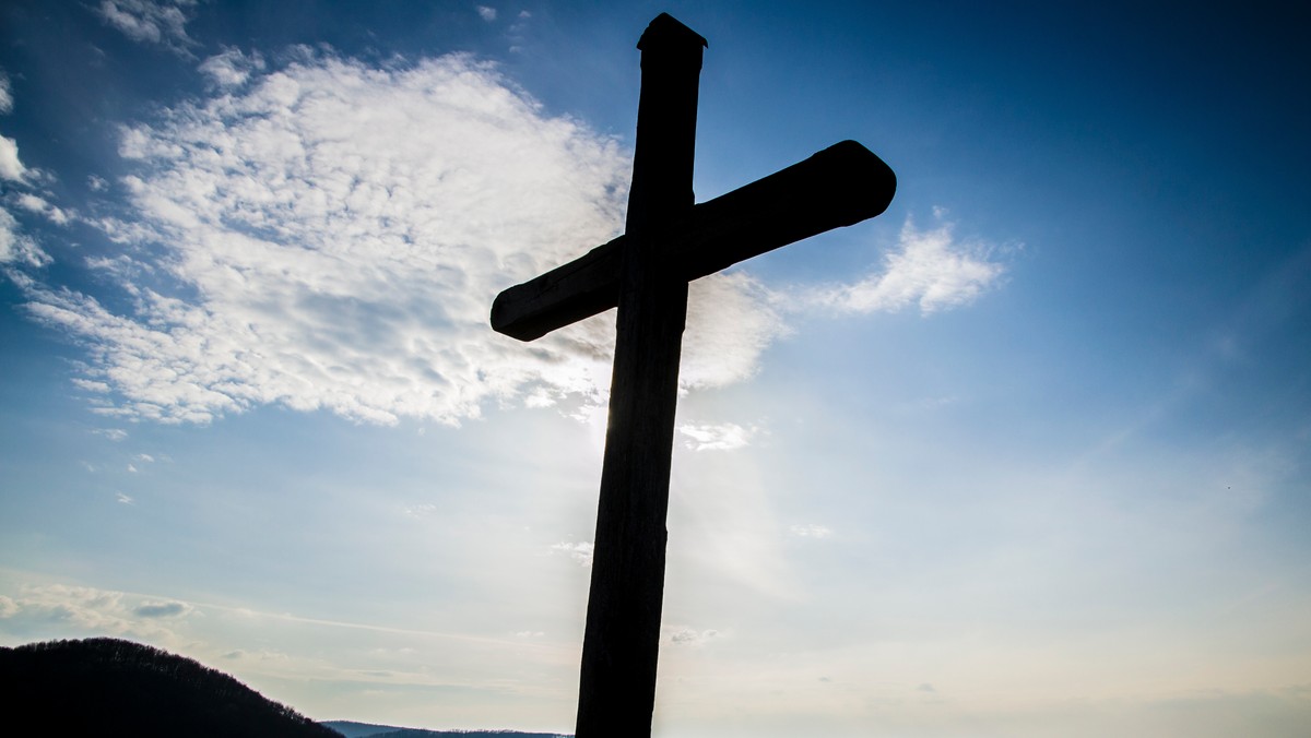 Falę oburzenia wywołały we Włoszech doniesienia mediów o tym, że w Kalabrii procesja religijna zatrzymała się, na znak szacunku, przed domem sędziwego bossa tamtejszej mafii ‘ndranghety, odbywającego karę aresztu domowego. Kolejnym takim incydentem na włoskim południu zajmie się prokuratura do walki z mafią i parlamentarna komisja antymafijna.