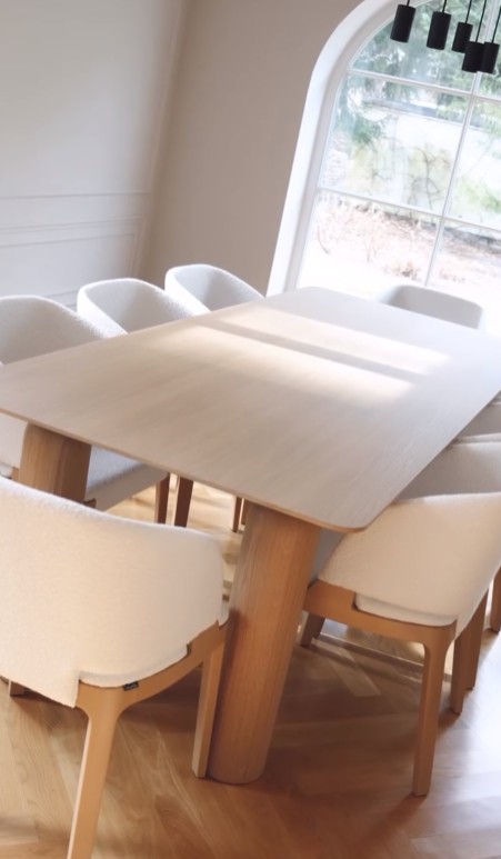 W jadalni stanął dębowy stół