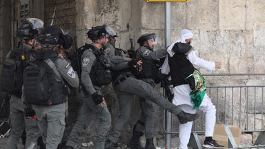 Izraelska policja atakuje protestujących Palestyńczyków w meczecie Al-Aksa