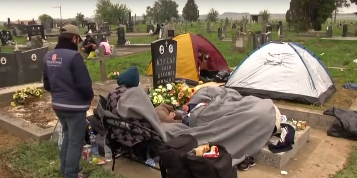Emigranci śpią na grobach