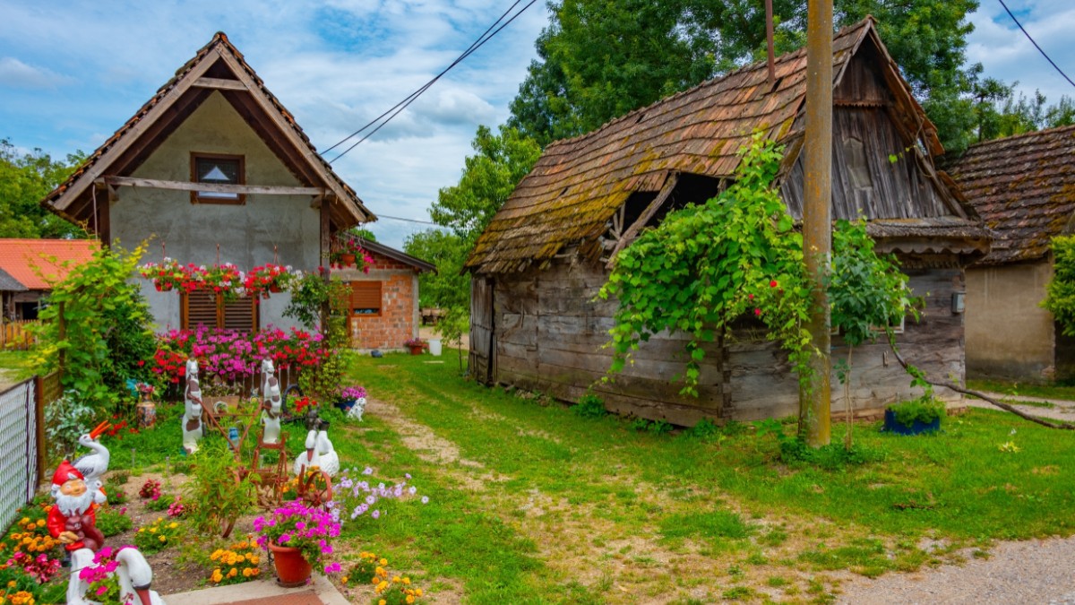 Casă mobilată, cu trei dormitoare și un tractor, oferite gratuit, plus un salariu de 920 de euro pe lună, în Croația. Proprietarii pun o singură condiție