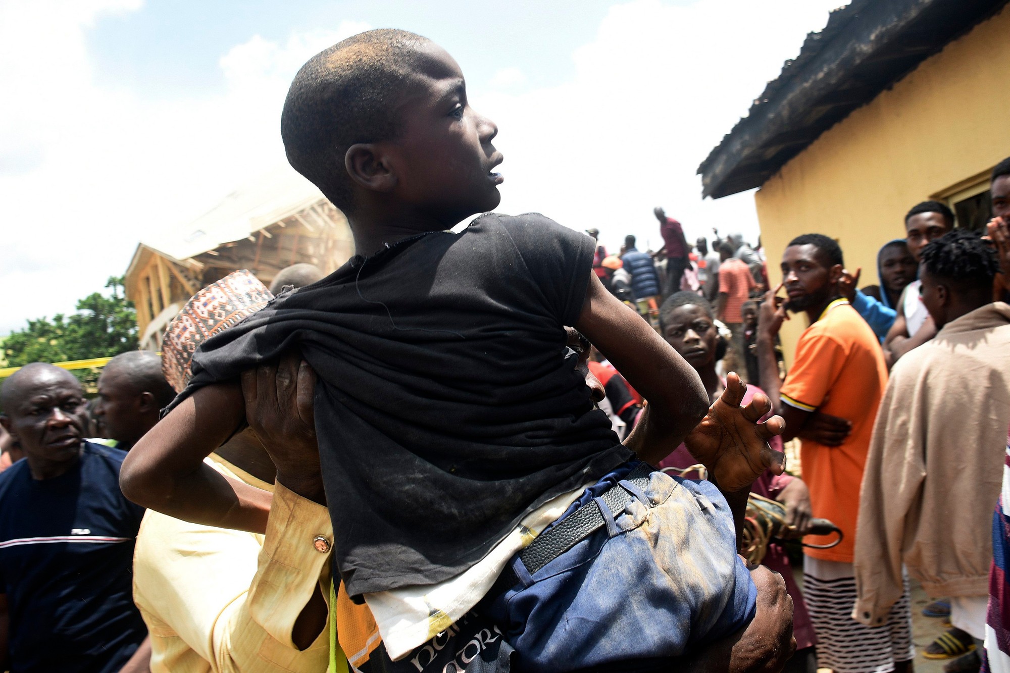 Pri zrútení budovy školy v strednej Nigérii zahynulo najmenej 16 žiakov.