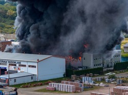 Ogromny pożar w Tarnowie opanowany. Właściciel ranny, trwa dogaszanie