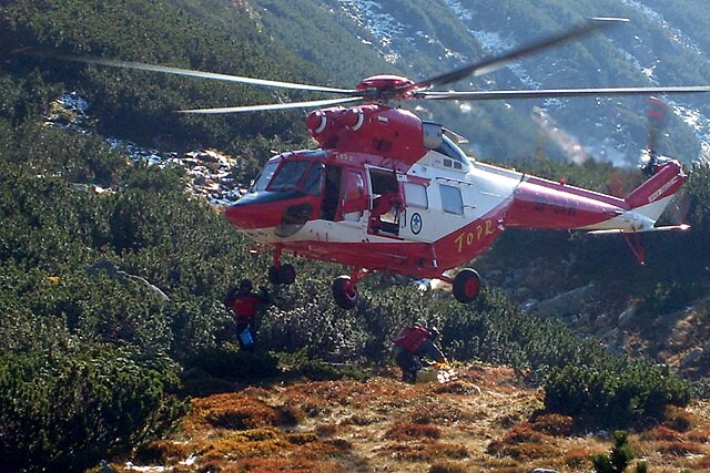 Ratownicy TOPR zabierają rannego turystę z Doliny Pięciu Stawów, wrzesień 2007 r.