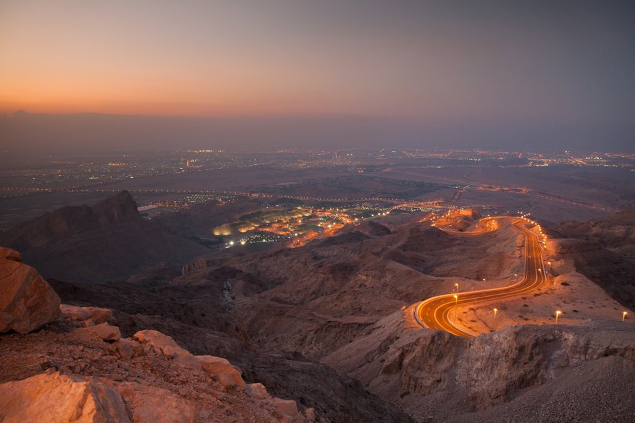 Górska droga Jebel Hafeet Mountain w Abu Dhabi roztacza przed sobą widok na górę Jebel Hafeet, drugi najwyższy szczyt w Zjednoczonych Emiratach Arabskich. Najlepiej wybrać się na przejażdżkę w późnych godzinach popołudniowych, aby uchwycić widok zachodu słońca na szczycie góry.