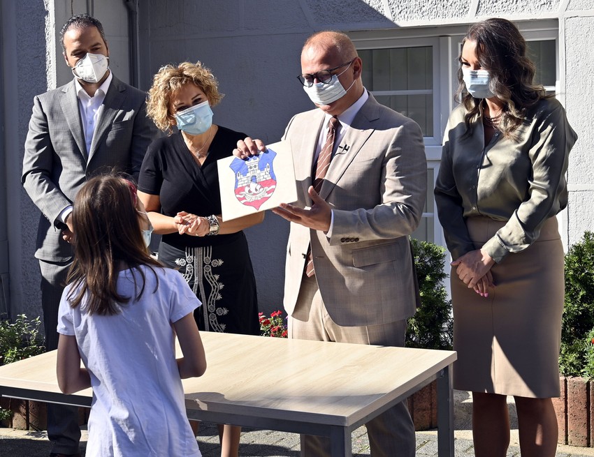 Vesić prilikom jedne od dodela besplatnih tableta beogradskim učenicima od trećeg do šestog razreda 