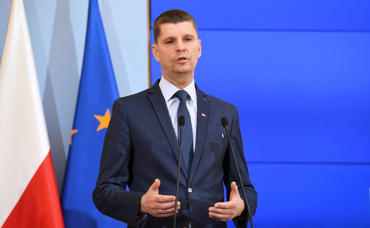 Warszawa, 13.03.2020. Minister edukacji narodowej Dariusz Piontkowski podczas konferencji prasowej w KPRM w Warszawie, 13 bm. Zachęcamy nauczycieli, żeby skorzystali z możliwości technologicznych nauczania zdalnego - powiedział na konferencji minister edukacji narodowej Dariusz Piontkowski. Do 25 bm. przedszkola i szkoły zostaną całkowicie zamknięte, w związku z koronawirusem. Nauczyciele będą w gotowości do pracy, natomiast nie będą musieli przychodzić do szkoły. (pn/doro) PAP/Piotr Nowak