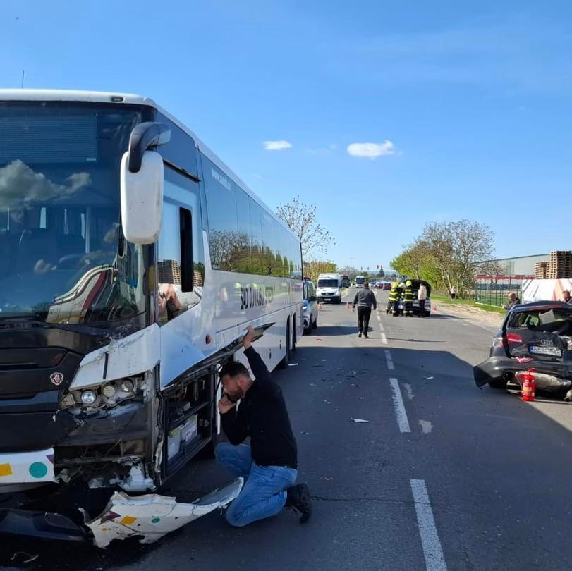 Stret autobusu a troch vozidiel v Dunajskej Lužnej.