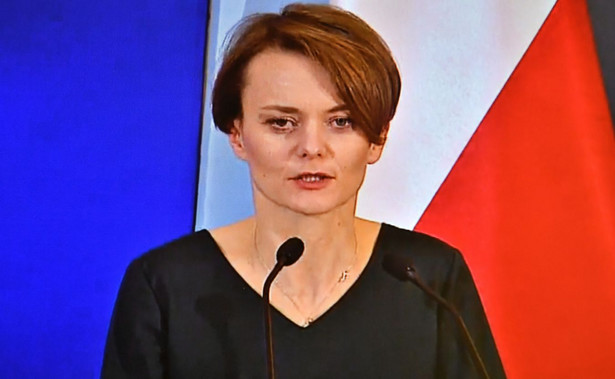 Warszawa, 18.03.2020. Minister rozwoju Jadwiga Emilewicz 18 bm. w siedzibie KPRM w Warszawie, podczas transmitowanej konferencji prasowej nt. Tarczy Antykryzysowej-pakietu działań, stabilizujących działanie gospodarki w trakcie pandemii koronawirusa. (amb) PAP/Andrzej Lange