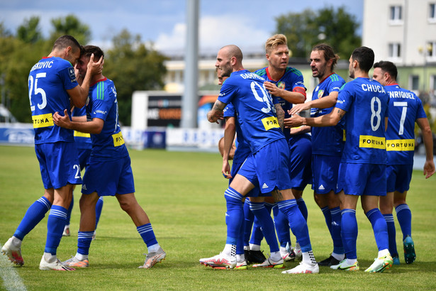 Piłkarze Miedzi Legnica cieszą się po zdobyciu gola