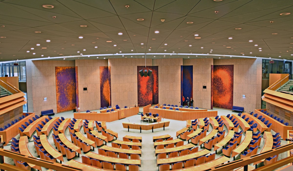 Sala plenarna budynku holenderskiego rządu, z miejscami dla wybranych członków parlamentu