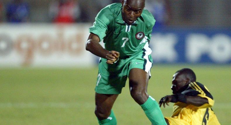 Enyimba coach Finidi George (L) playing for Nigeria against Ghana during the 2002 Africa Cup of Nations in Mali. Creator: Issouf SANOGO