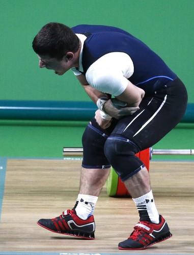 Koszmarna kontuzja Andranika Karapetyana. Sztanga ważąca prawie 200 kg uszkodziła mu rękę