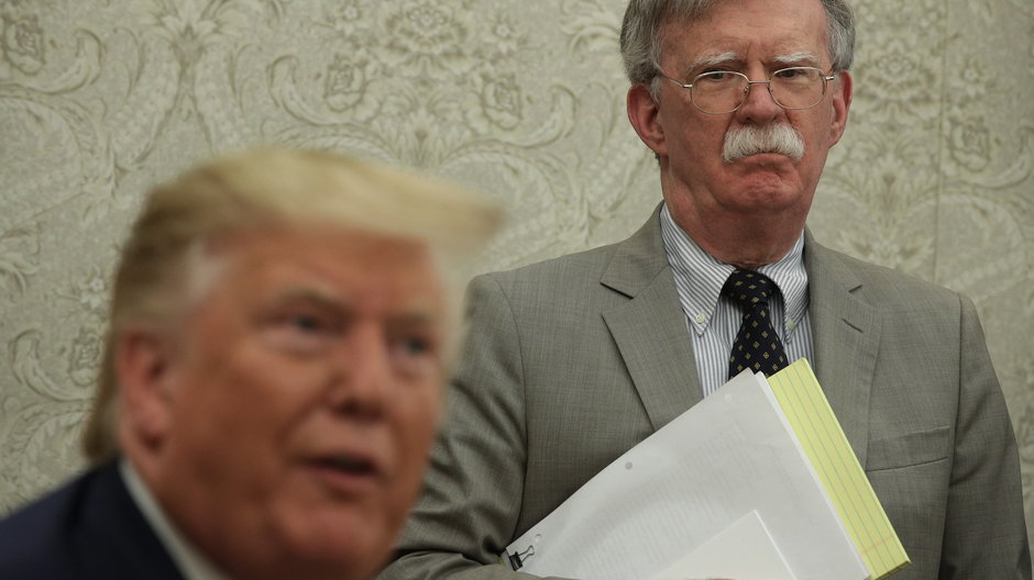 John Bolton jako doradca prezydenta Donalda Trumpa (po lewej). Zdjęcie z 2019 r.