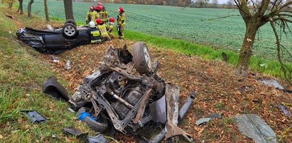 Auto ścięło drzewo i zatrzymało się w rowie. W dwóch częściach. Tragedia pod Giżyckiem