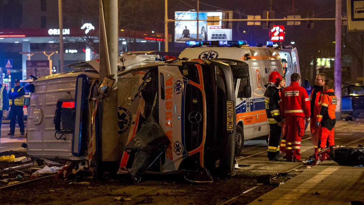 Jedna osoba zginęła, a pięć zostało rannych w wyniku zderzenia karetki z autem osobowym, do którego doszło w sobotę późnym wieczorem we Wrocławiu. Wśród rannych jest noworodek, który był przewożony w karetce.