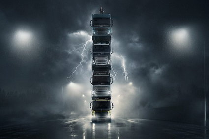 Kaskaderski wyczyn prezesa Volvo Trucks: spektakularna jazda na szczycie czterech ustawionych jedna na drugiej ciężarówek