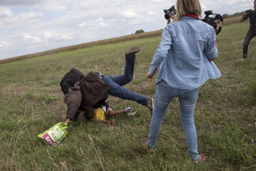 Węgierska reporterka przeprasza za kopanie imigrantów