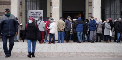 Dantejskie sceny w kolejce do szczepień na Stadionie Narodowym