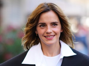 Emma Watson elképesztő szettben, vagány rövid frizurával tűnt fel a párizsi divathéten