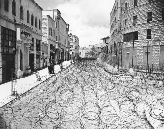 Powstanie państwa Izrael - drut kolczaty w Jerozolimie oddzielający Żydów od Arabów