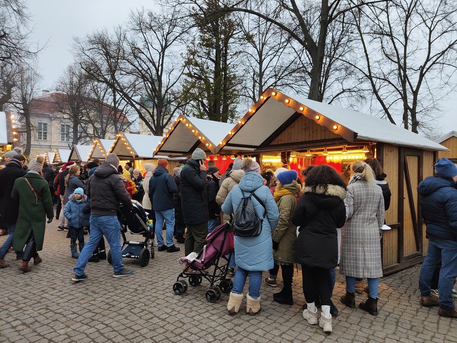 By uniknąć tłumów na jarmarku, lepiej się tam wybrać w godzinach popołudniowych. Wieczorem jest już bardzo tłoczno