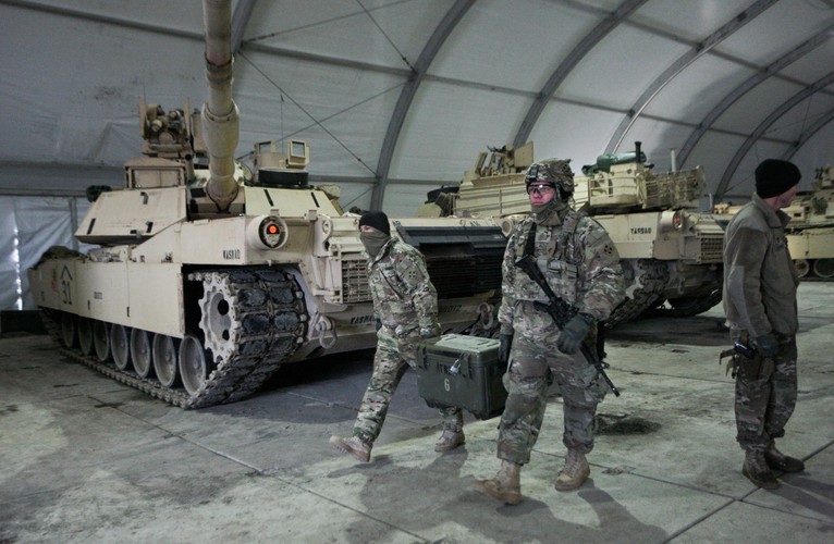 Sojusznicze wzmocnienie regionu, potwierdzone na warszawskim szczycie NATO, zakłada, że od kwietnia w Polsce i regionie ma być obecna także wielonarodowa batalionowa grupa bojowa, podlegająca dowództwu NATO. Jej siły mają być umieszczone głównie w Orzyszu i pobliskim Bemowie Piskim. Trzonem wielonarodowej jednostki będzie ok. 800 żołnierzy z ok. 70 wozami Stryker z amerykańskiego batalionu kawalerii pancernej, stacjonującego na co dzień w bawarskim Vilseck.