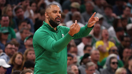 Szexbotrány az NBA-ben: munkahelyi viszony miatt az egész szezonra eltiltották a döntős sztárcsapat edzőjét