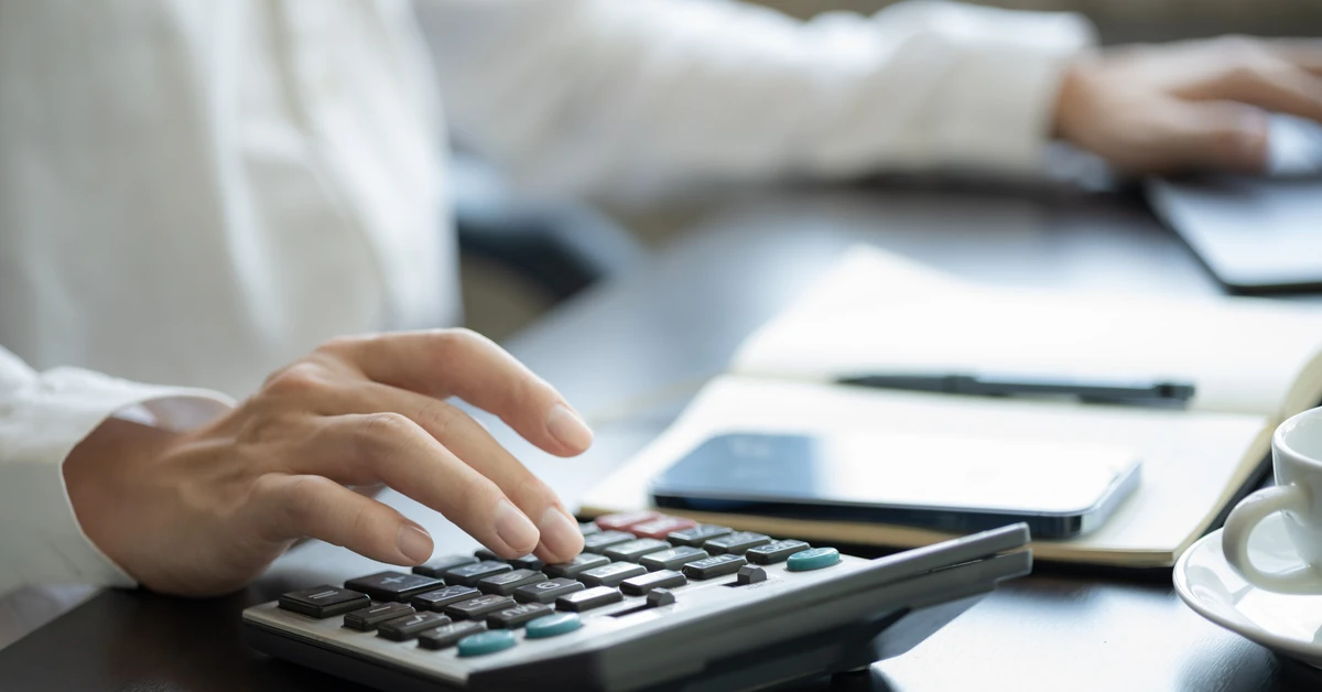 Masz mniej niż 4 lata do emerytury? Nawet umowa na czas określony cię chroni [Ochrona przedemerytalna 2025]