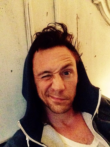 Fotka Toma Hiddlestona w ramach Wake Up Call