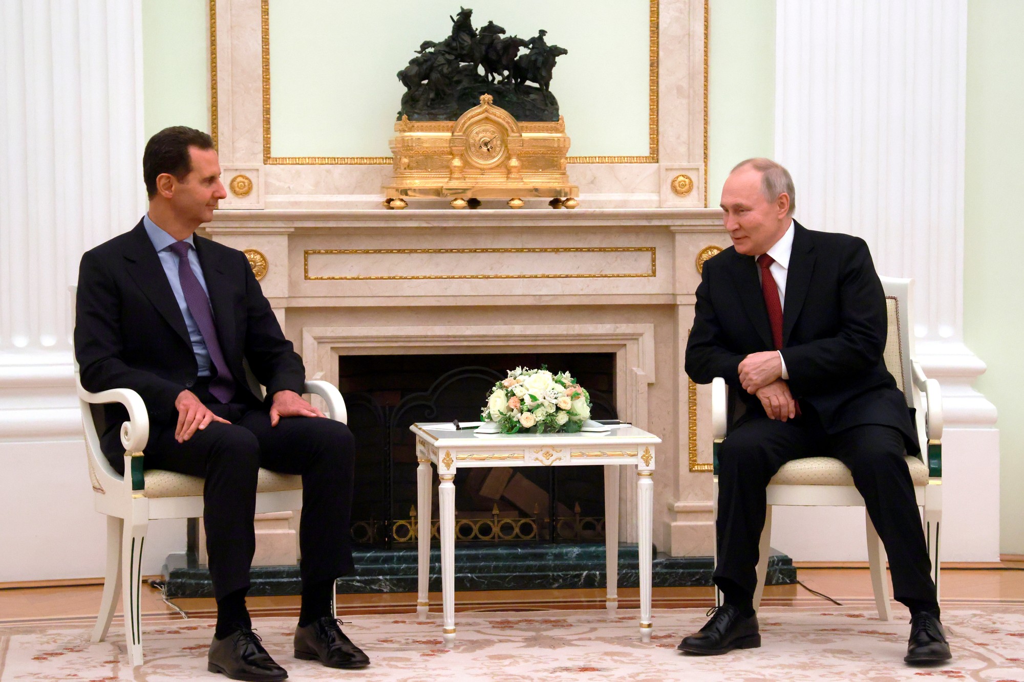 Ruský prezident Vladimir Putin a sýrky prezident Bašár Asad pózujú počas stretnutia v Moskve v stredu 15. marca 2023.
