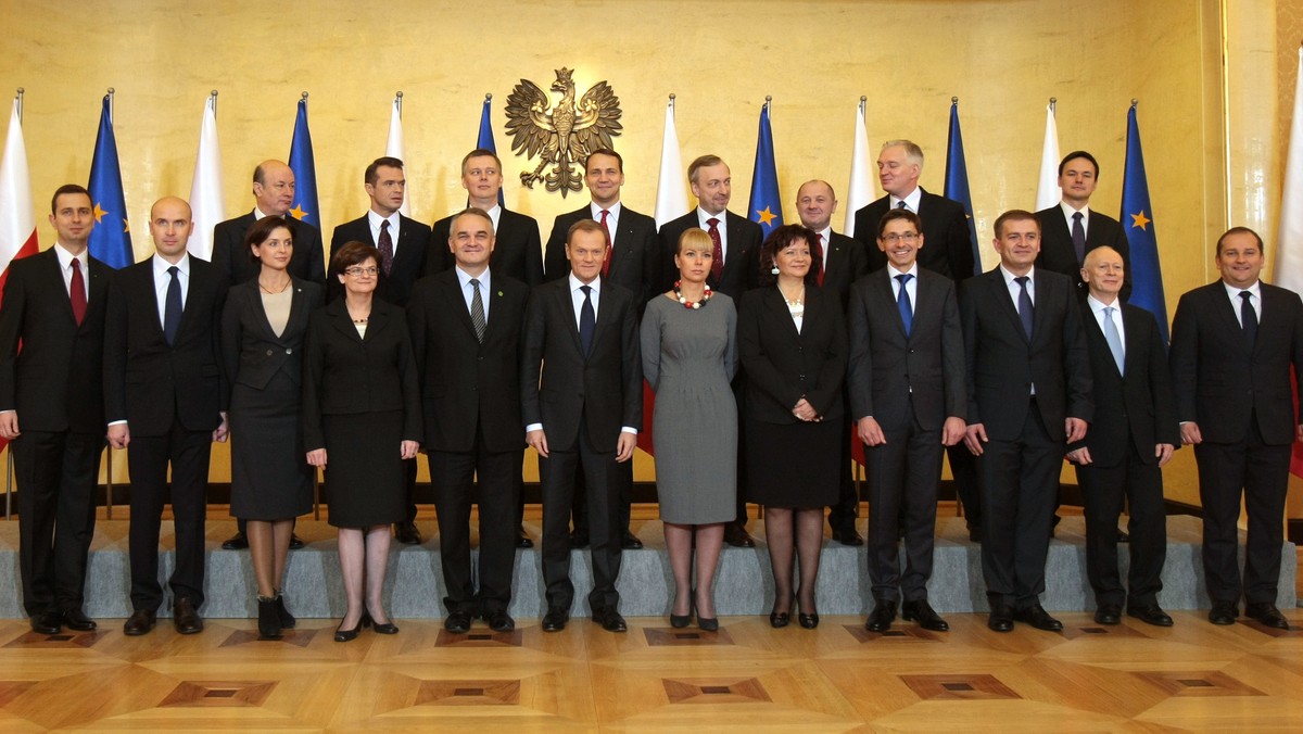 Nowa Rada Ministrów, która została w piątek przed południem powołana przez prezydenta Bronisława Komorowskiego - pozowała w kancelarii premiera do pierwszego wspólnego zdjęcia - "family foto".