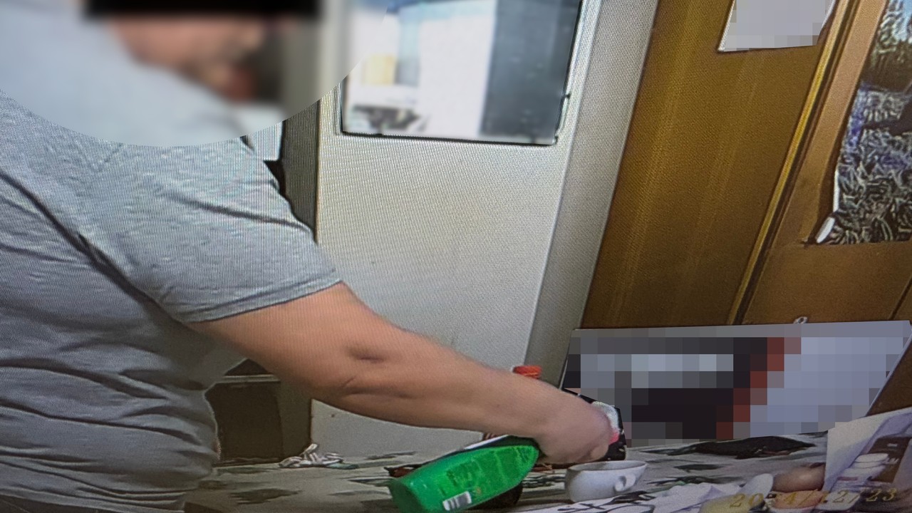 Dolewała koleżance z pracy żrące chemikalia do herbaty. Mamy nagranie