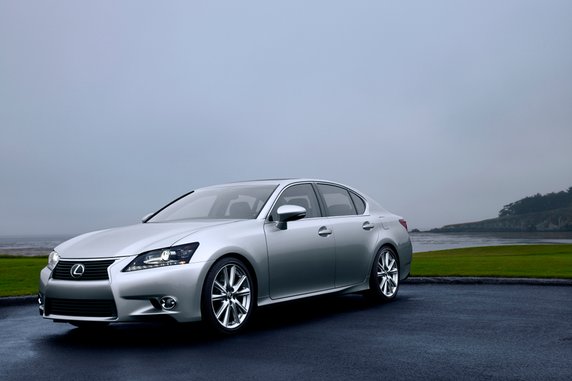 Lexus: 2 akcje, 5389 aut