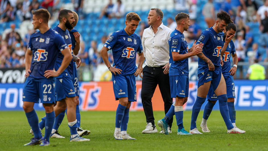 Trener van den Brom wśród piłkarzy Lecha Poznań