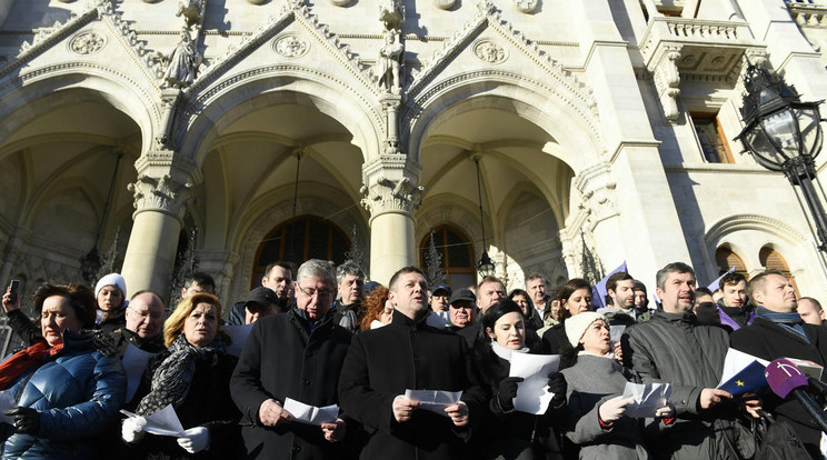 A Jobbik, az MSZP, a DK, az LMP, a Párbeszéd, valamint a Momentum politikusai, független országgyűlési képviselőkkel együtt közösen tesznek fogadalmat a kormánnyal szembeni ellenállásról az Országház lépcsőjén 2019. január 3-án / Fotó: /MTI Koszticsák Szilárd