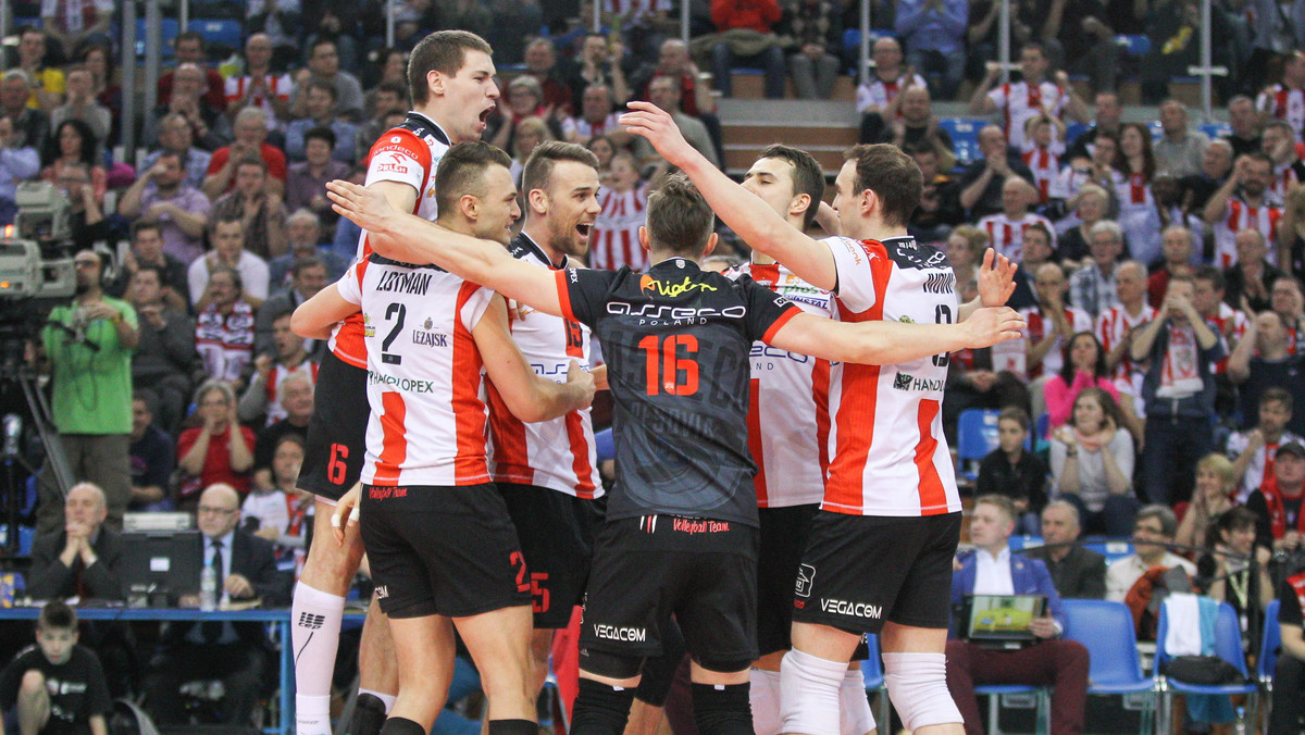 Asseco Resovia Rzeszów po raz pierwszy w swojej historii zagra w Final Four Ligi Mistrzów. W stolicy Podkarpacia cierpliwie od ponad dziesięciu lat buduje się drużynę, która teraz bez kompleksów wchodzi na europejskie salony. Rzeszowianie pragną nawiązać do najpiękniejszych lat w historii swojego prawie 110-letniego klubu, kiedy Resovia zajęła drugie miejsce w Pucharze Europy i została klubowym wicemistrzem świata, a jej legendarny trener Jan Strzelczyk wylansował na cały świat zagranie zwane "podwójną krótką".