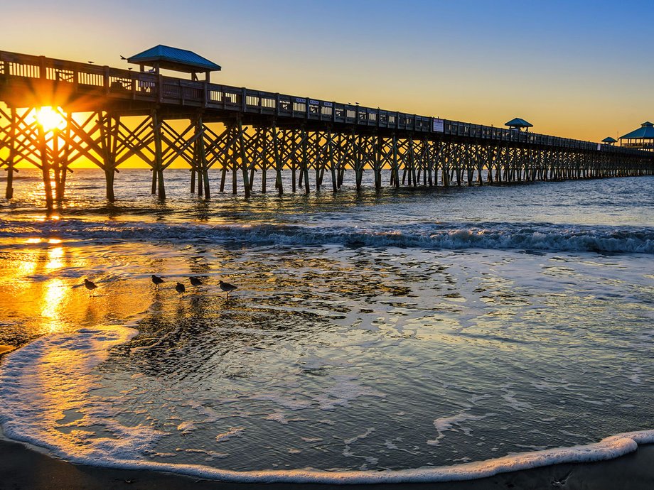 Folly Beach is a favorite for locals of South Carolina, who come here to enjoy a variety of water sports like kayaking, boating, and fishing. Take in the stunning views you’ll see from the beach’s popular pier, before indulging in one of its delicious seafood restaurants overlooking the water.