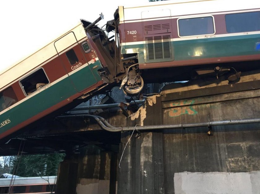 Waszyngton. Pociąg wykoleił się na moście, wagon spadł na autostradę