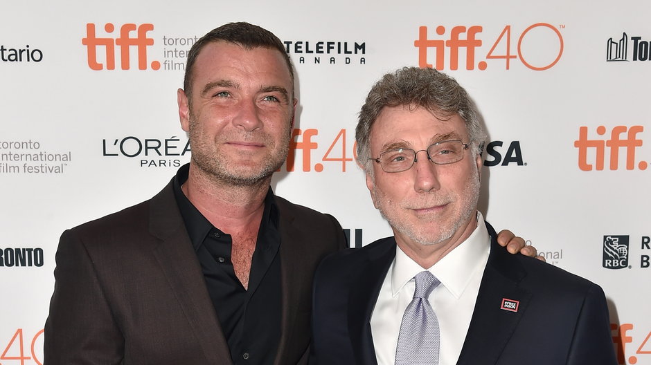 Redaktor naczelny "The Boston Globe" Marty Baron (z prawej) oraz odtwarzający jego postać w filmie "Spotlight" aktor Liev Schreiber podczas festiwalu filmowego w Toronto, 2015 r.