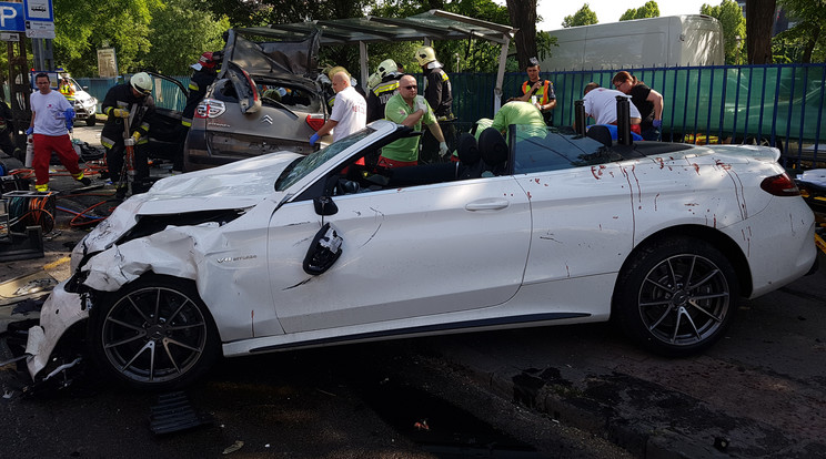 A baleset horrorisztikus helyszínén a két összetört kocsi /Fotó: Katasztrofavedelem