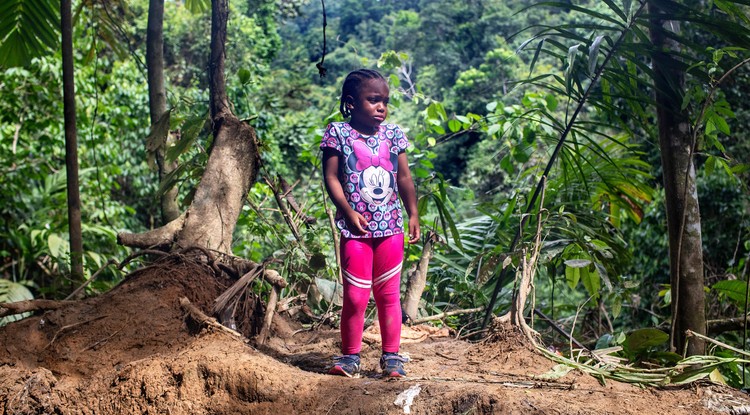 Haiti menekültek próbálnak átkelni a Darién régión 2021-ben.