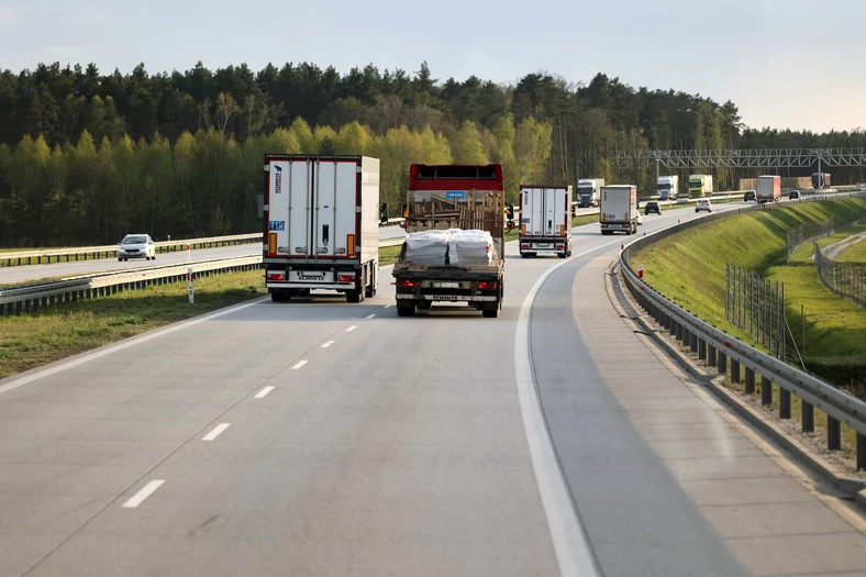 Wyprzedzająca ciężarówka na autostradzie — zdj. ilustracyjne