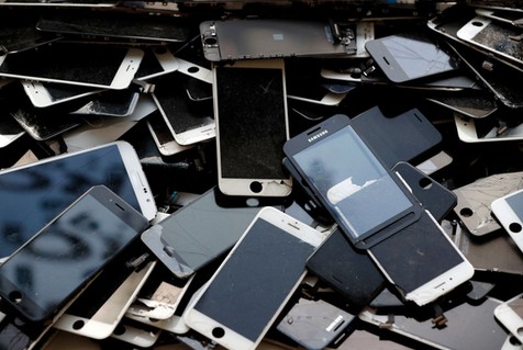 Znana sieć komórkowa skupuje stare telefony. Płaci także za te zepsute