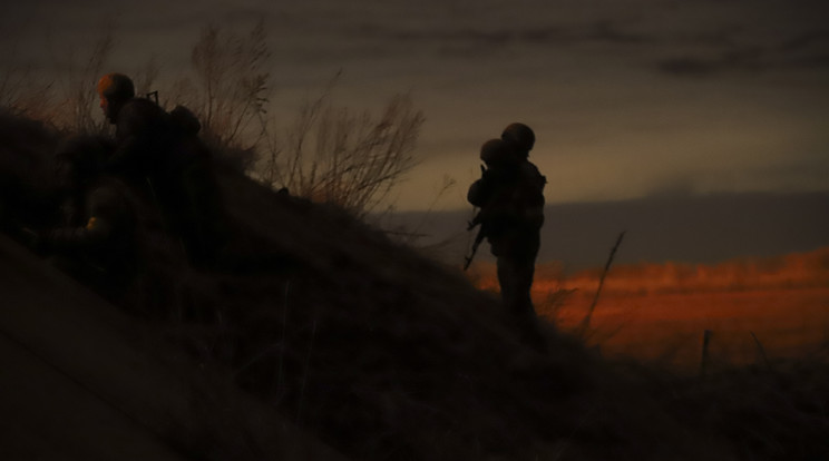 Videón, ahogy az orosz tisztek saját visszavonuló katonáikat gyilkolják / Illusztráció: MTI/EPA/Alisa Yakubovich