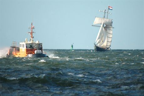 04-08-2007 Swinoujscie (zachodniopomorskie)Zaglowce wplywaja do portu Szczecin-Swinoujscie na final regat Tall Ships' Races w Szczecinie.Fot. Wojtek Basalygo/FORUM